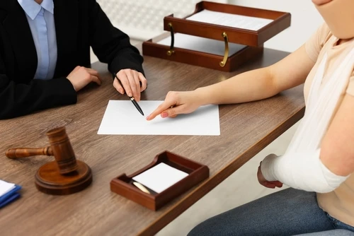 An injured woman has a free consultation with a personal injury lawyer.