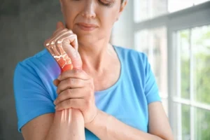 Woman experiencing wrist pain from carpal tunnel syndrome seeking help from a repetitive stress injury lawyer.